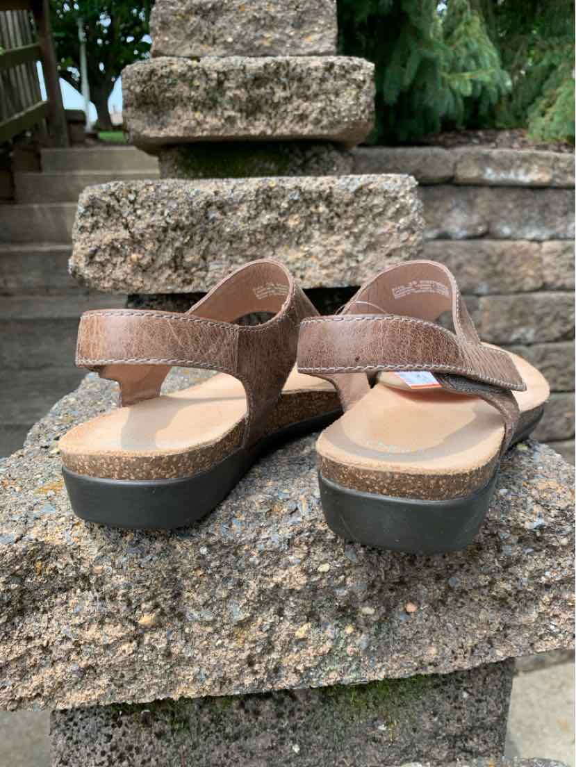 Tan leather wedge sandals with adjustable back straps and cushioned footbeds, size 39.