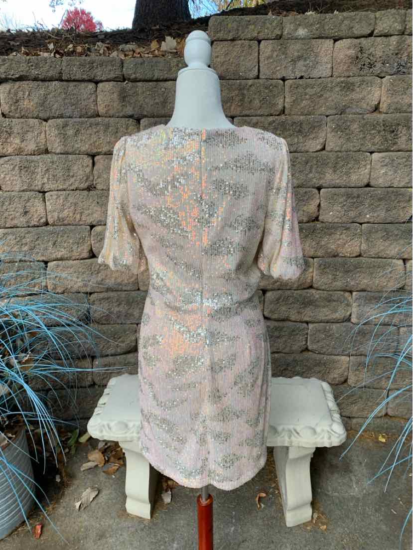 W ADELYN RAE BLUSH Size MED DR