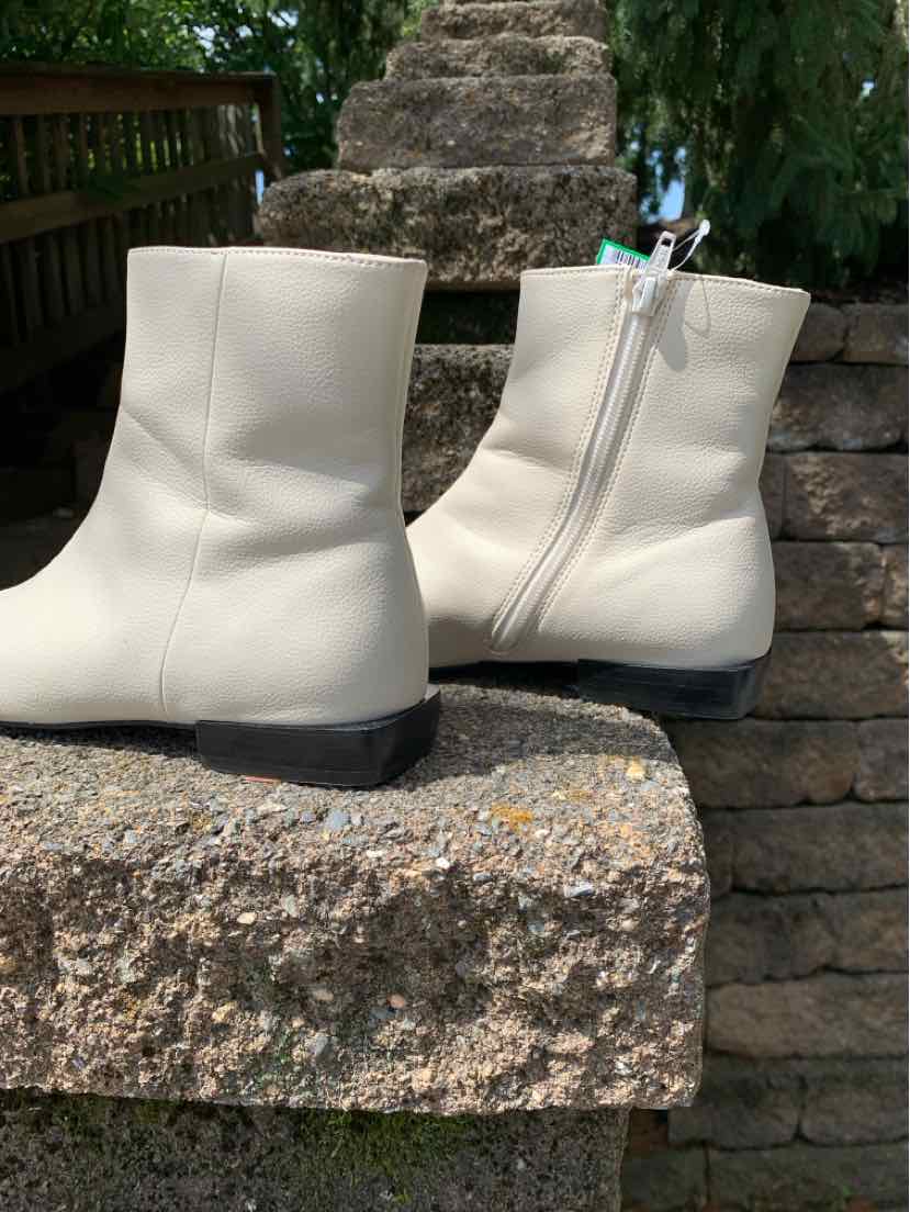 Cream leather ankle boots with side zipper, round toe, and low black heel, size 6.5.