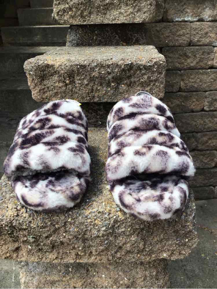 W UGG BR Size 7 SANDAL