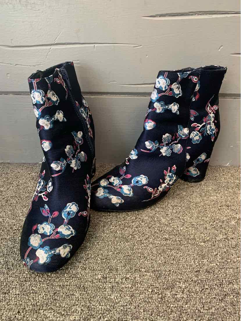 W URBAN OUTFITTERS NY Size 9 BOOT