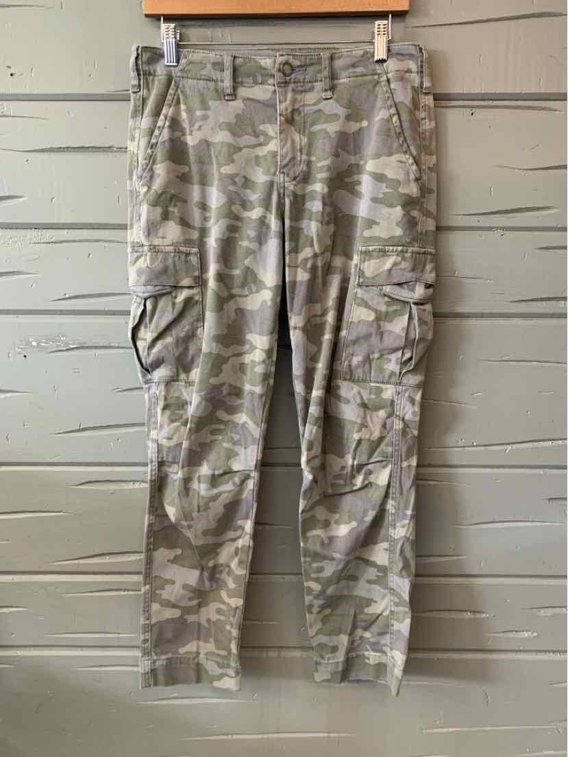 Lightweight camo cargo pants with multiple pockets and tapered legs, size 25.