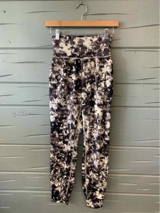 High-waisted tie-dyed leggings in black and white with a fitted ankle-length cut.