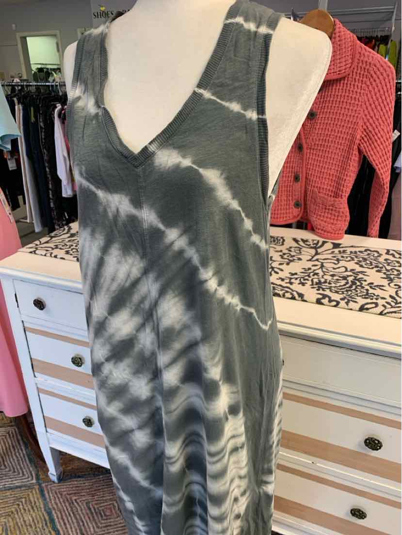 Gray sleeveless V-neck tie-dye dress with a relaxed fit on mannequin.