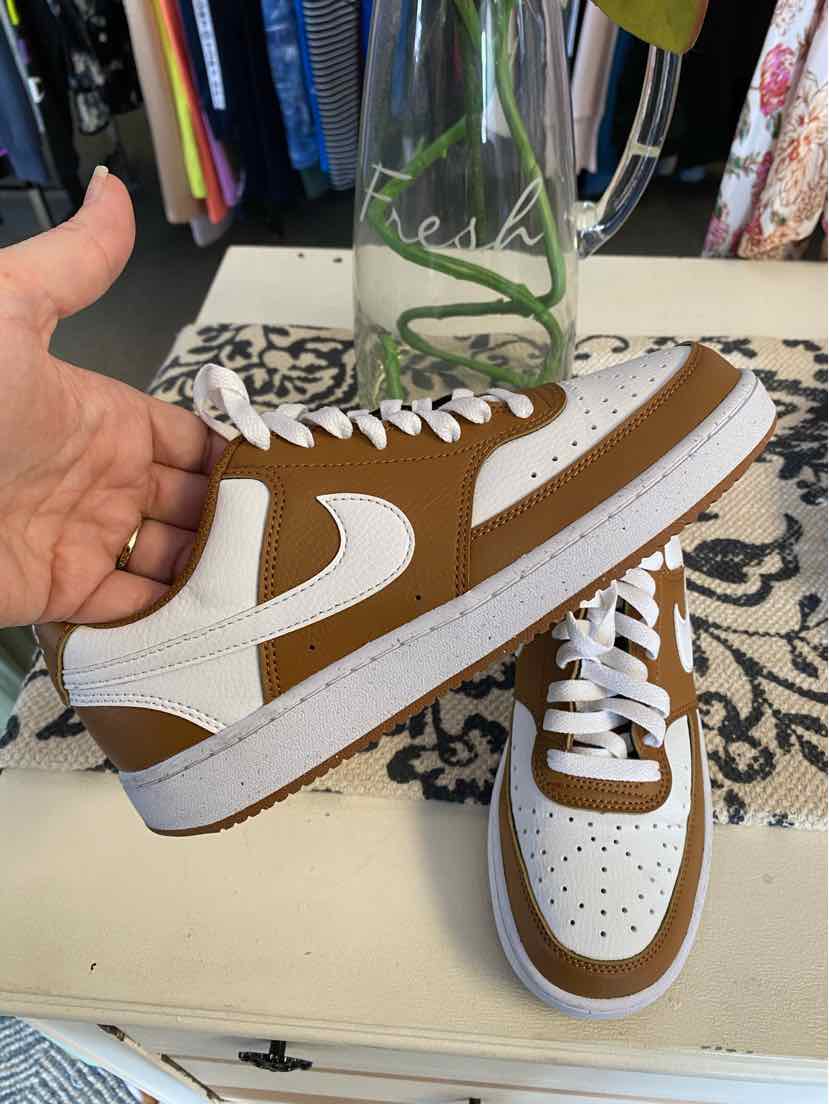 W NIKE BR Size 8 SNEAKER