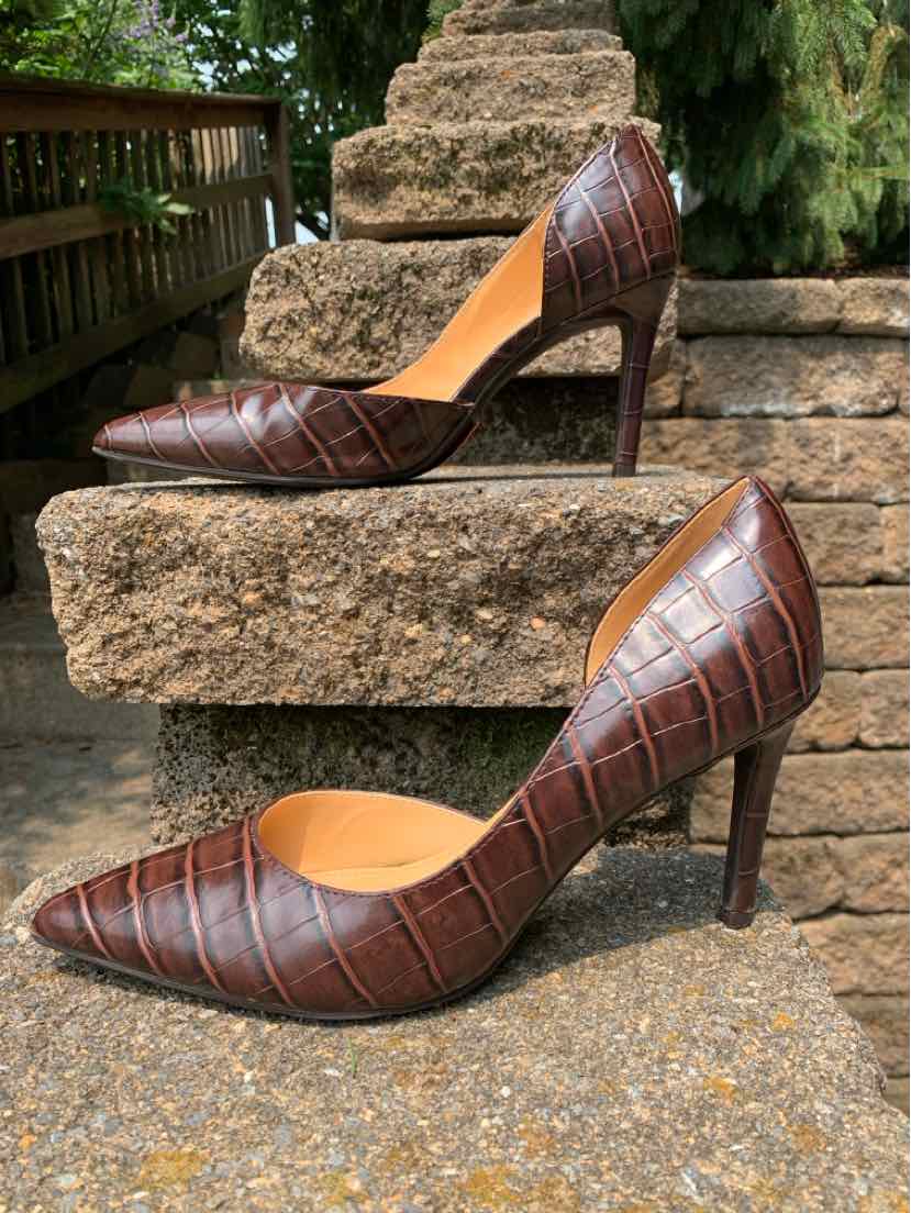 Brown crocodile-embossed leather pointed-toe high heel pump size 9.5.