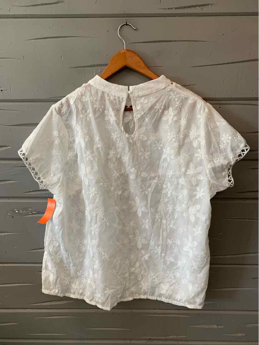 White short-sleeve lace blouse with a round collar and keyhole back closure, size 2XL.
