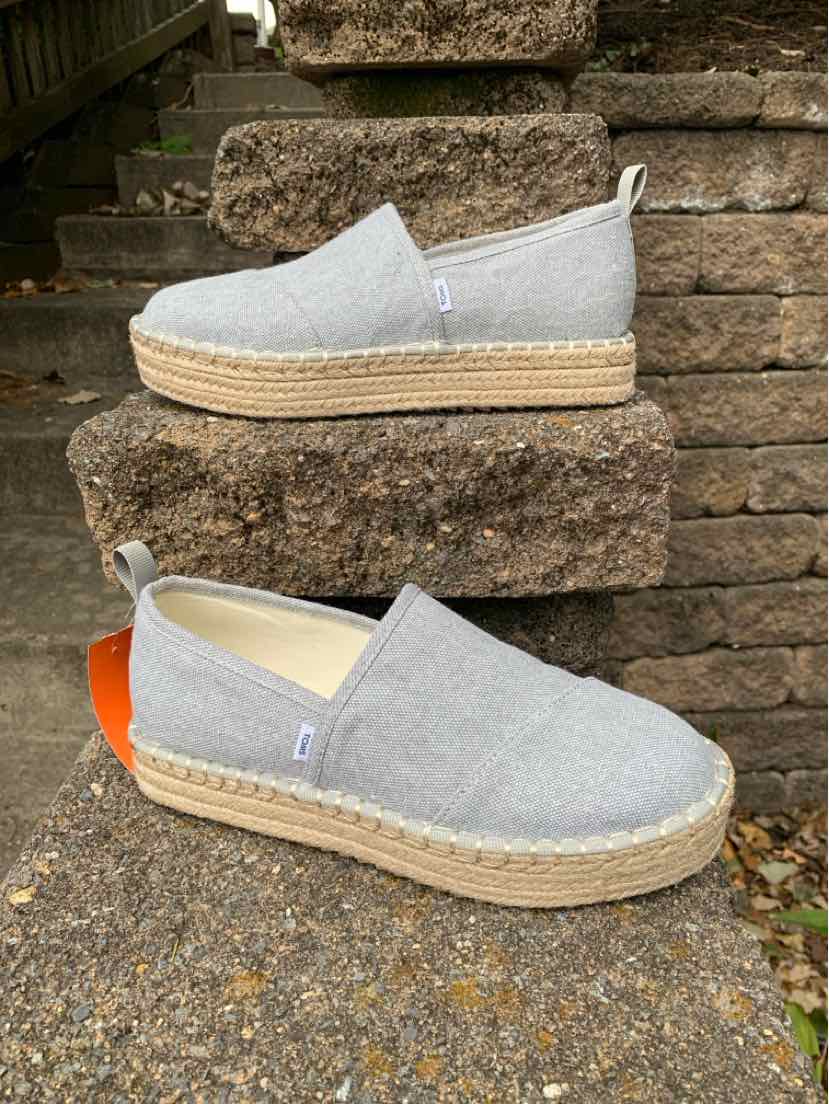 W TOMS GY Size 7.5 SHOE