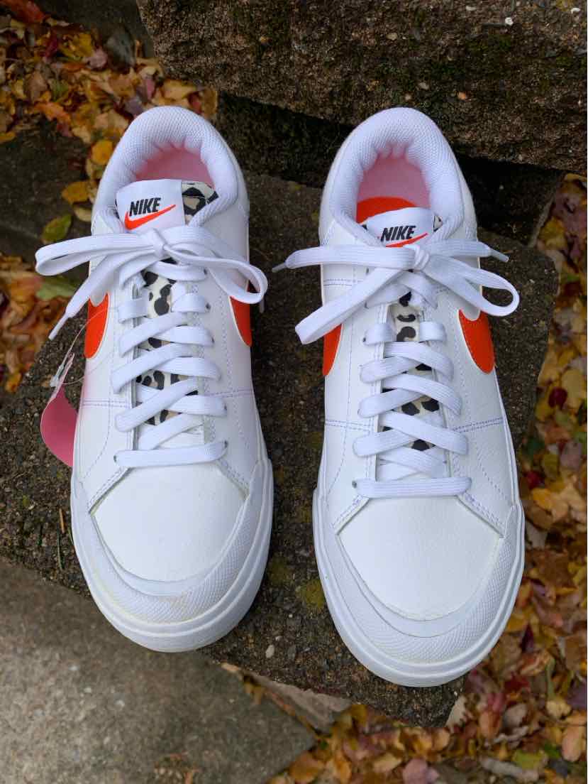 W NIKE WH Size 9.5 SNEAKER