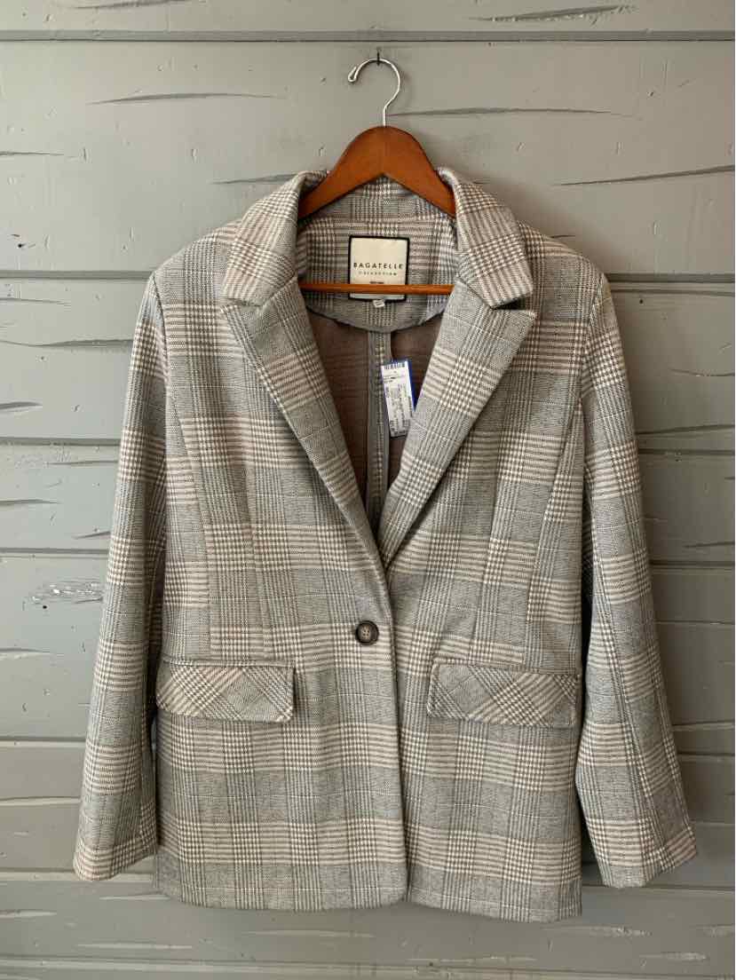 Women’s gray plaid blazer with notched lapels, a single button, and two flap pockets.