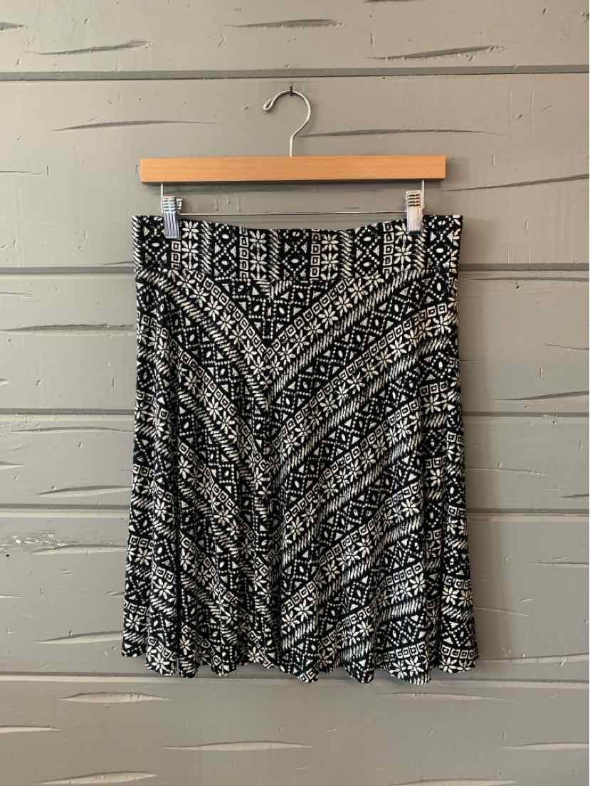 Black and white patterned A-line skirt with geometric design, large size.