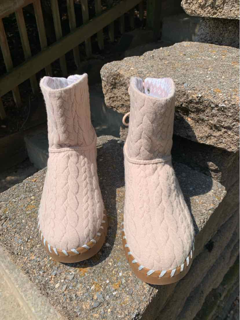 Beige cable knit ankle boots with soft, plush lining and rubber soles in size 7.