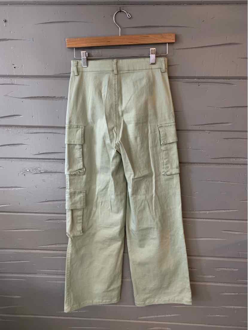 Light green wide-leg cargo pants with multiple front and side pockets, size XS.
