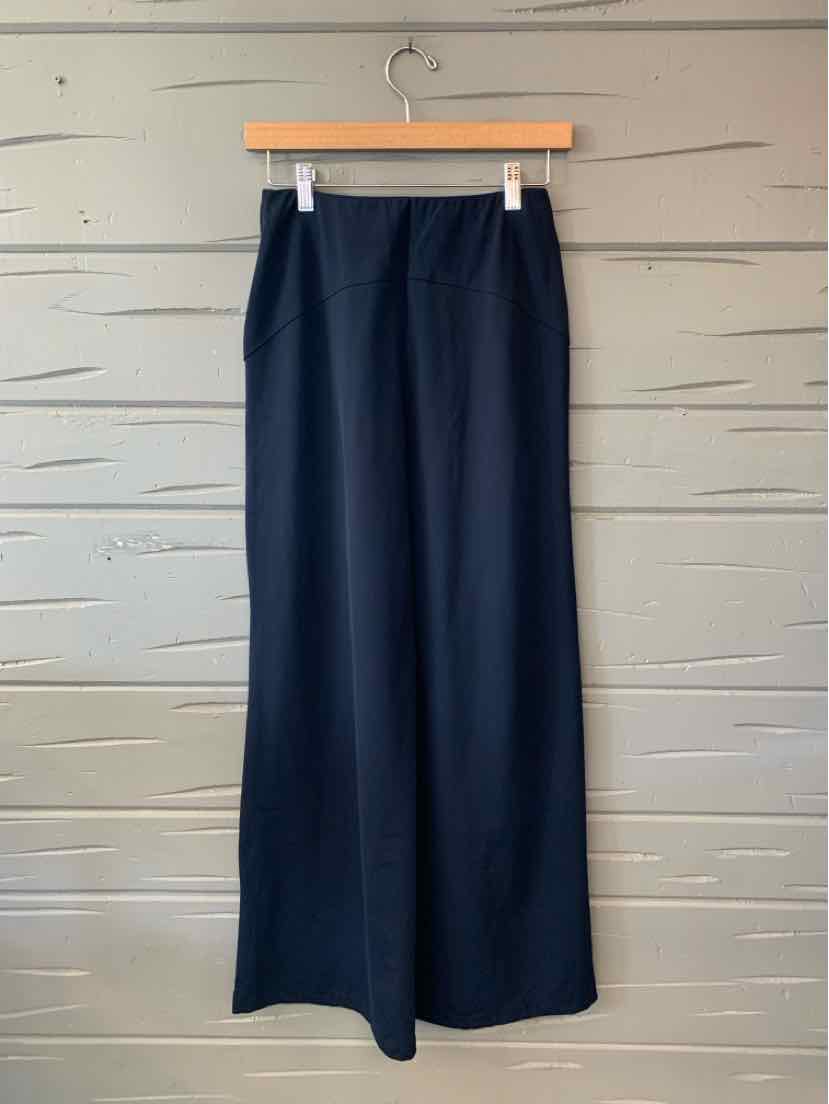 Navy blue Old Navy women’s wide-leg trousers with a smooth, solid finish and elastic waistband.