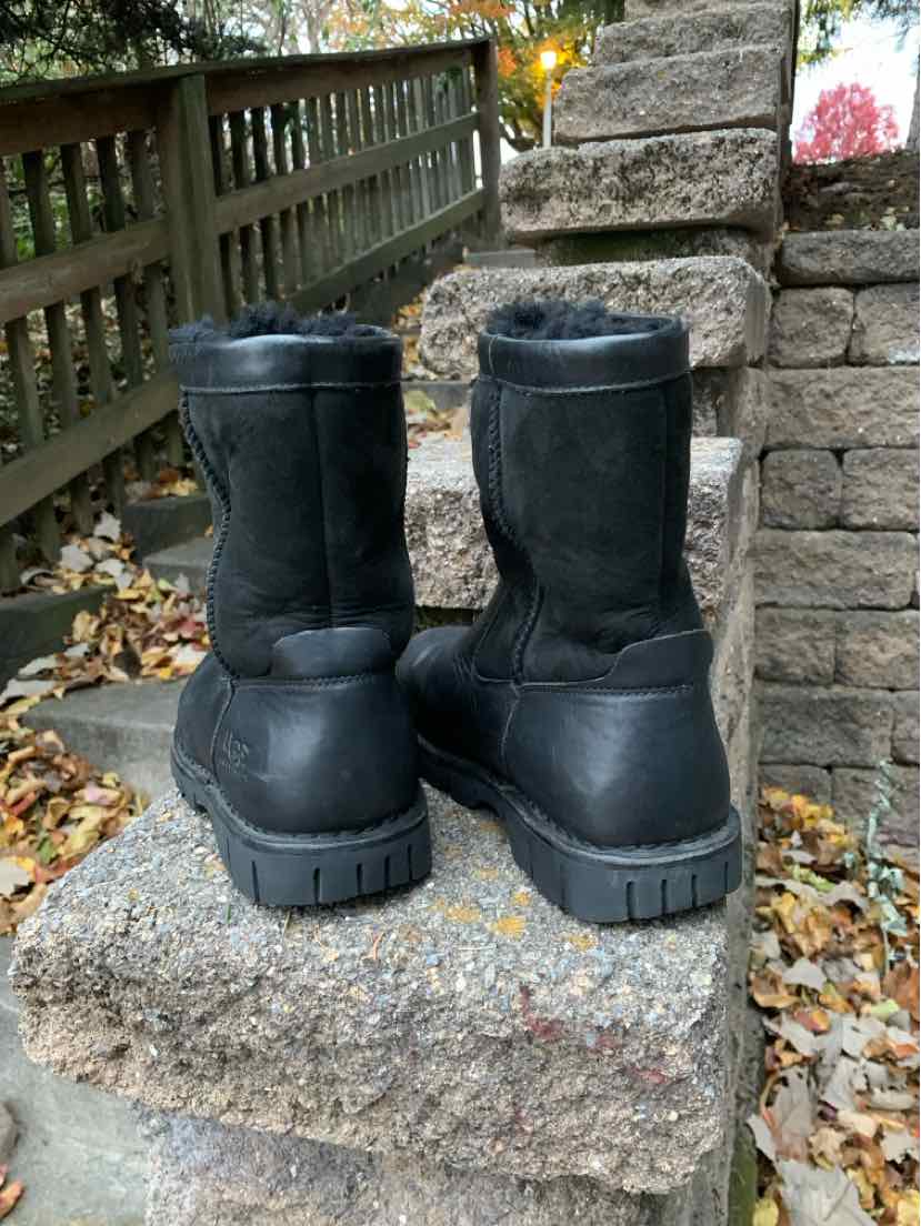 W UGG BK Size 7 BOOT