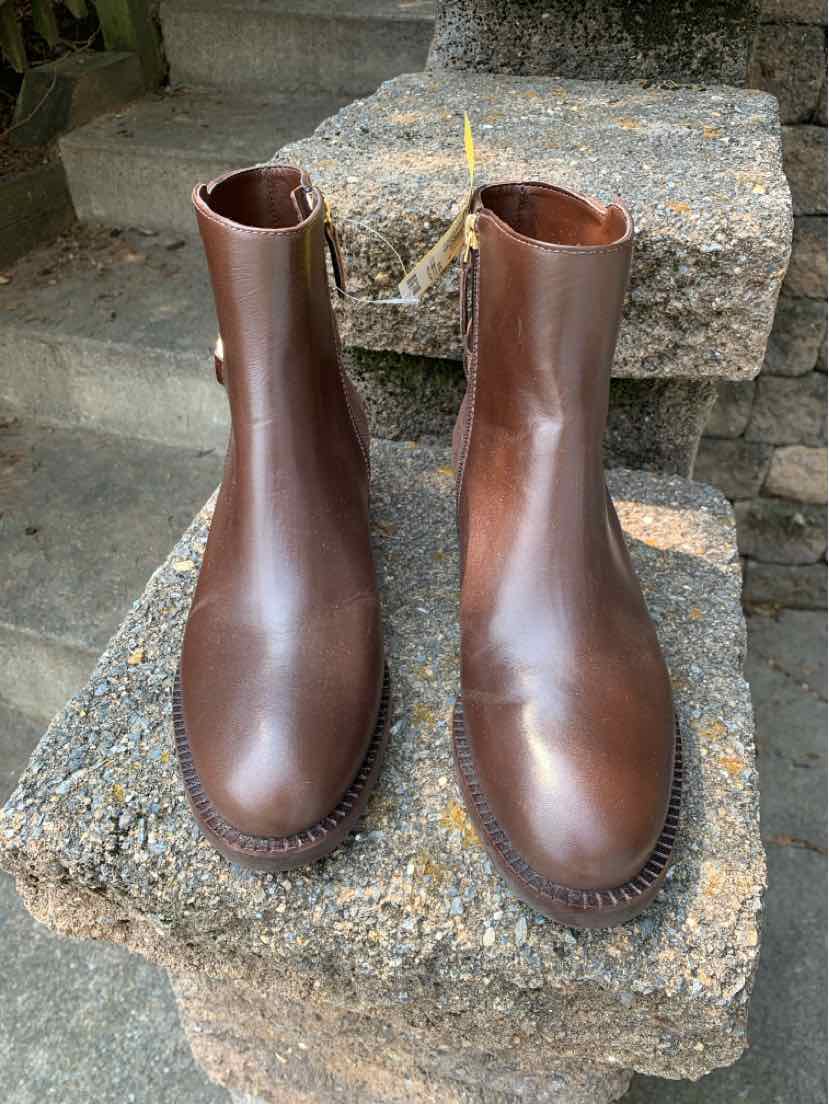 Pair of brown leather ankle boots with rounded toes and side zippers, size 7.