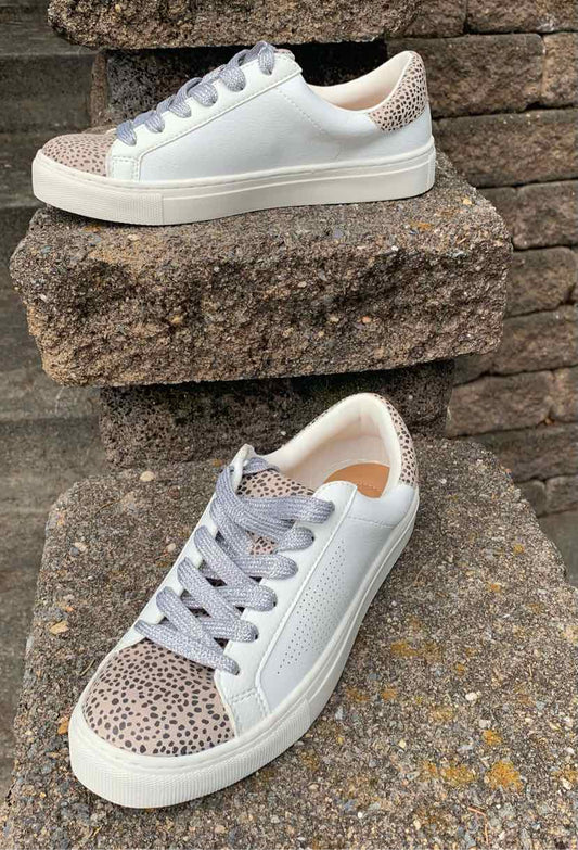 W UNIVERSAL THREAD CR Size 7 SNEAKER