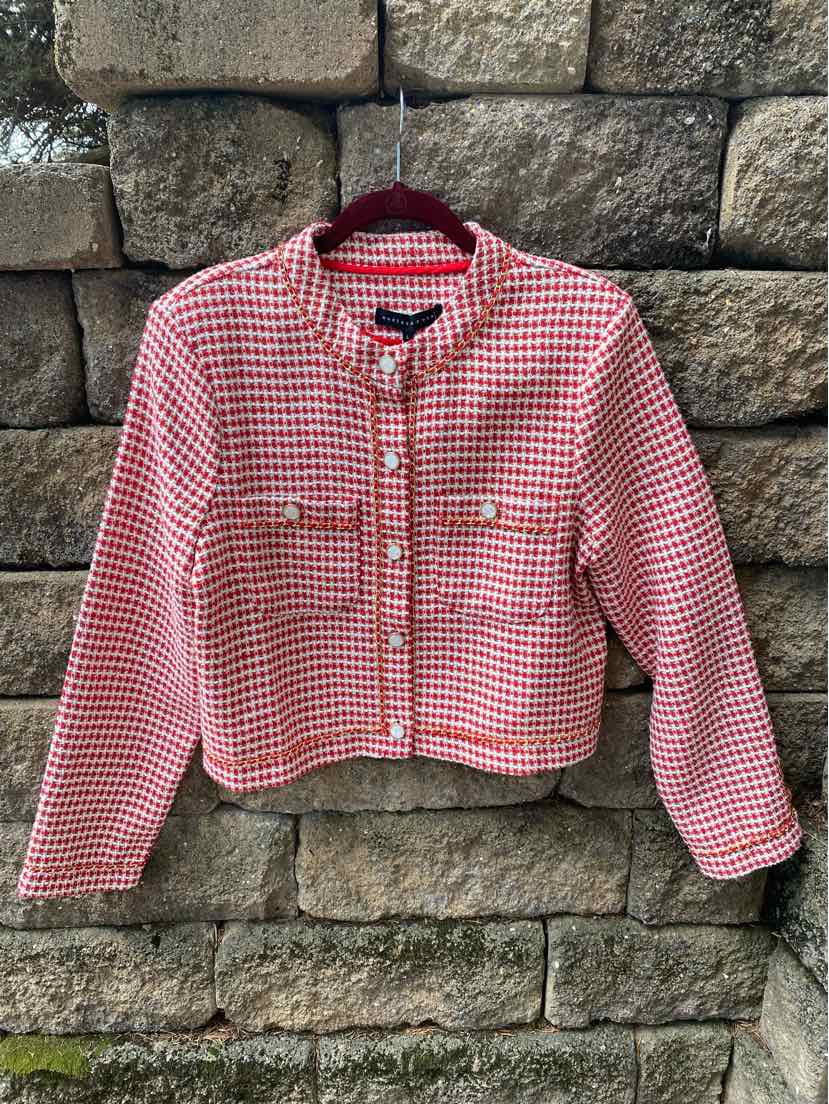 Red and white tweed blazer with gold buttons and two front flap pockets, large size.