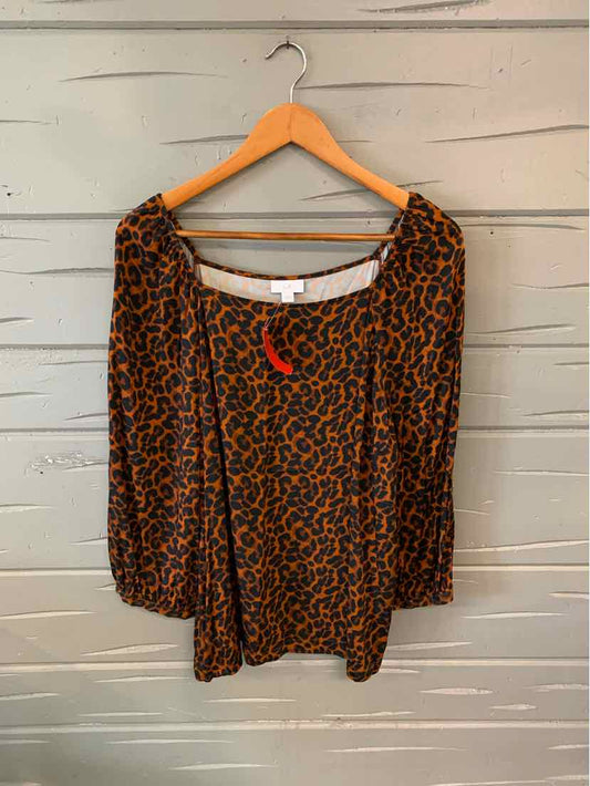 Long-sleeve leopard print blouse with scoop neckline and loose fit in size XL.