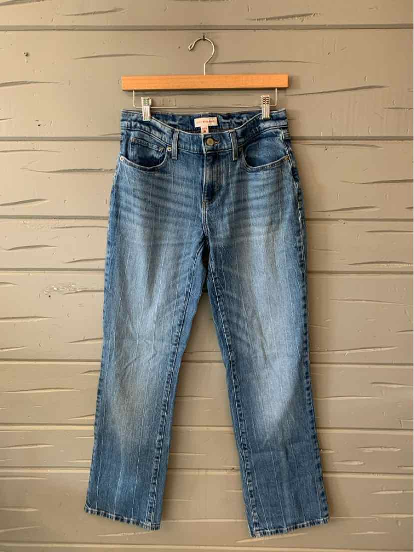 Blue denim Lucky Brand jeans in size 4 with classic five-pocket design and slight fading on thighs.