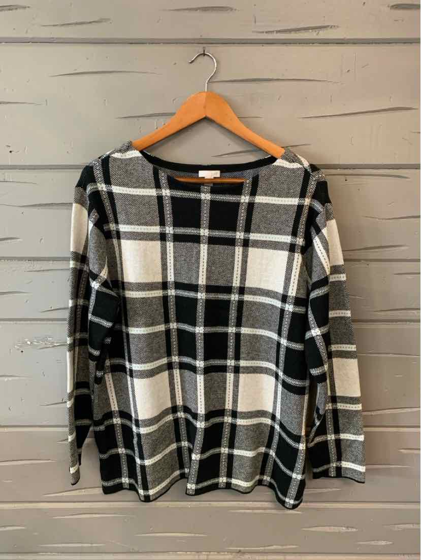 Black and white plaid long-sleeve top with round neckline in size 1X.