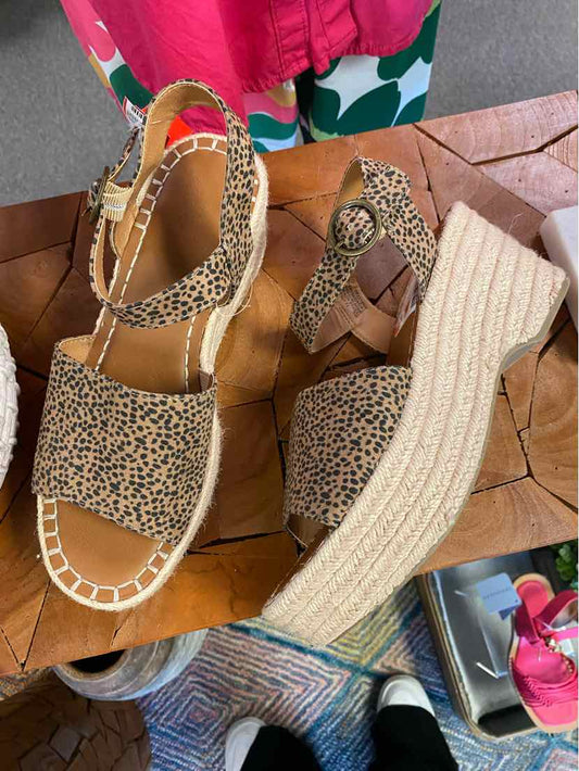 W UNIVERSAL THREAD TAN Size 9.5 SHOE