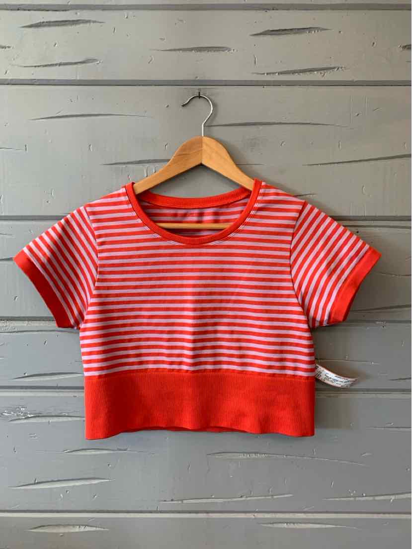 Red and white striped cropped T-shirt with short sleeves and ribbed hem.