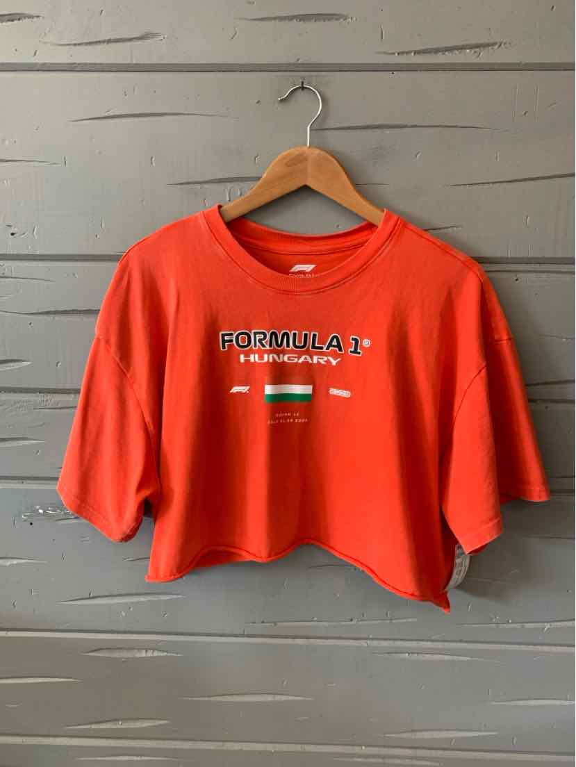 Red cropped short-sleeve T-shirt with white "FORMULA 1" graphic and small flag details on front.