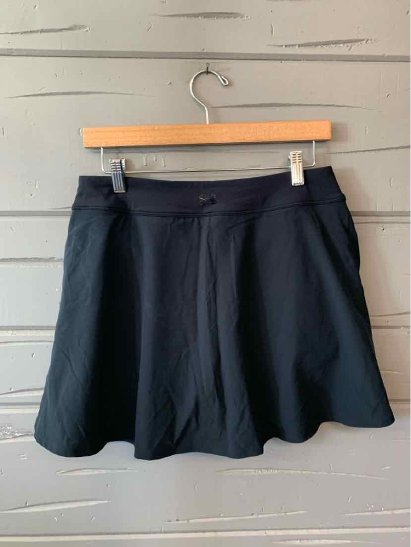 Black Under Armour athletic skirt in medium size with a flared silhouette and built-in shorts.