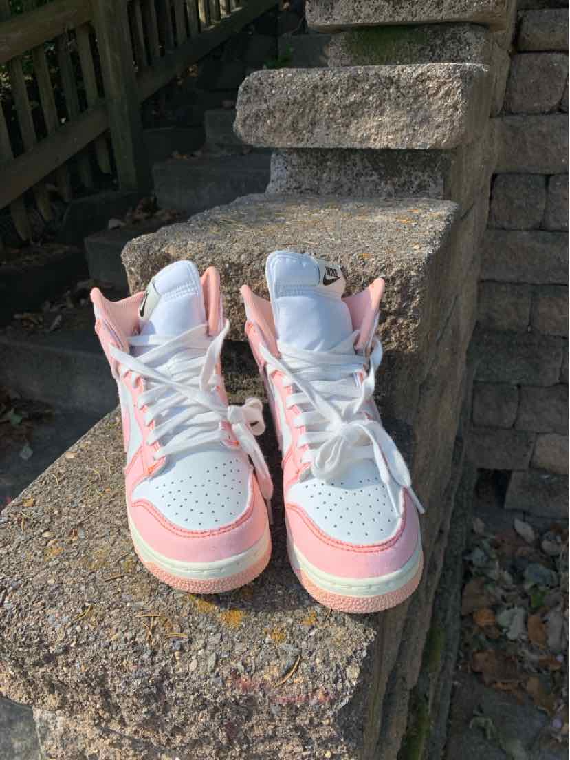 W NIKE PCH Size 8.5 SNEAKER