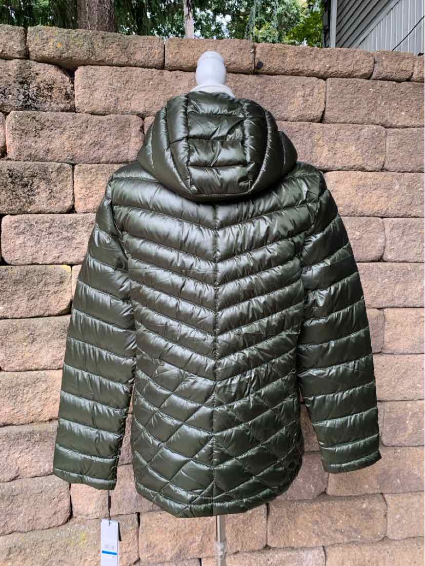 Olive green quilted puffer jacket with hood and chevron stitching in size XL.