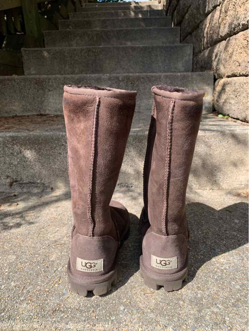 W UGG BR Size 6 BOOT