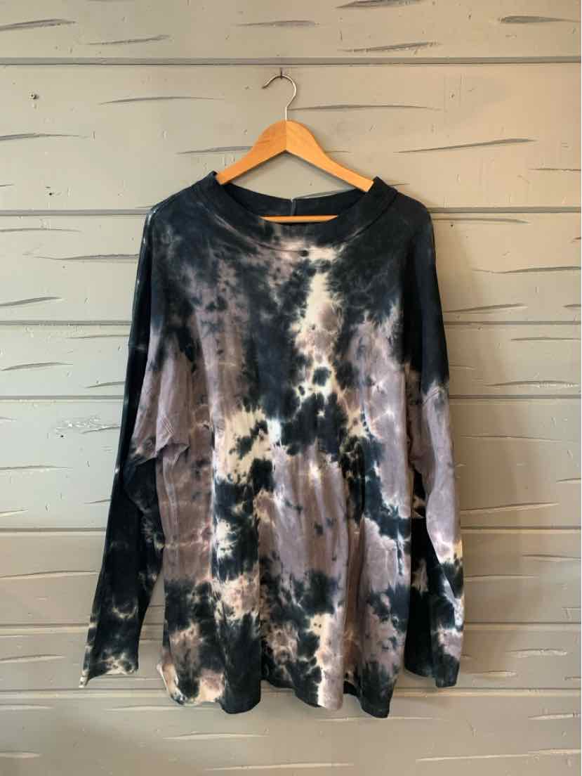 Long-sleeve oversized tie-dye shirt in black, gray, and white with a soft, casual fabric.