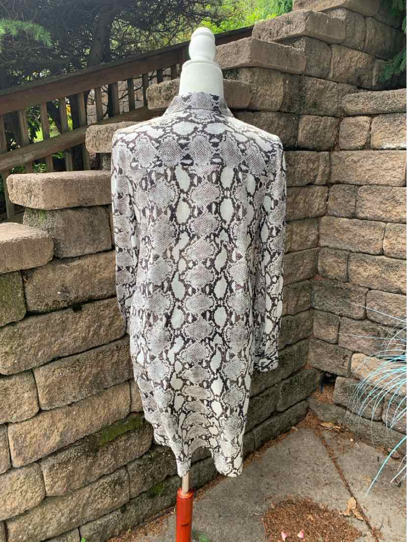 Long-sleeve dress with black and white snakeskin print, fitted silhouette, size 4.