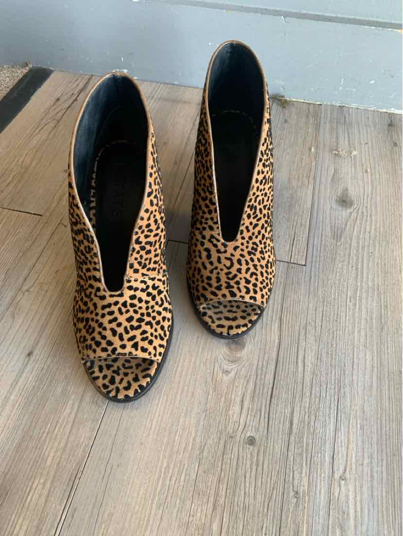 Women's leopard print ankle boots with black pointed toe and heel, size 9.5.