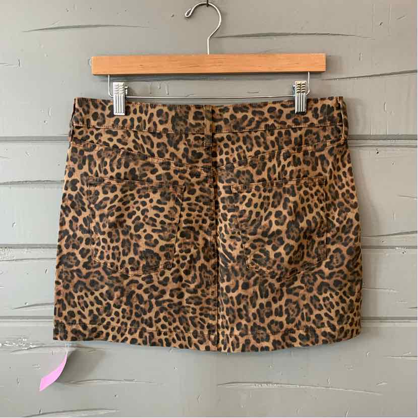 Tan and black leopard print mini skirt with front pockets and a straight silhouette, size 10P.