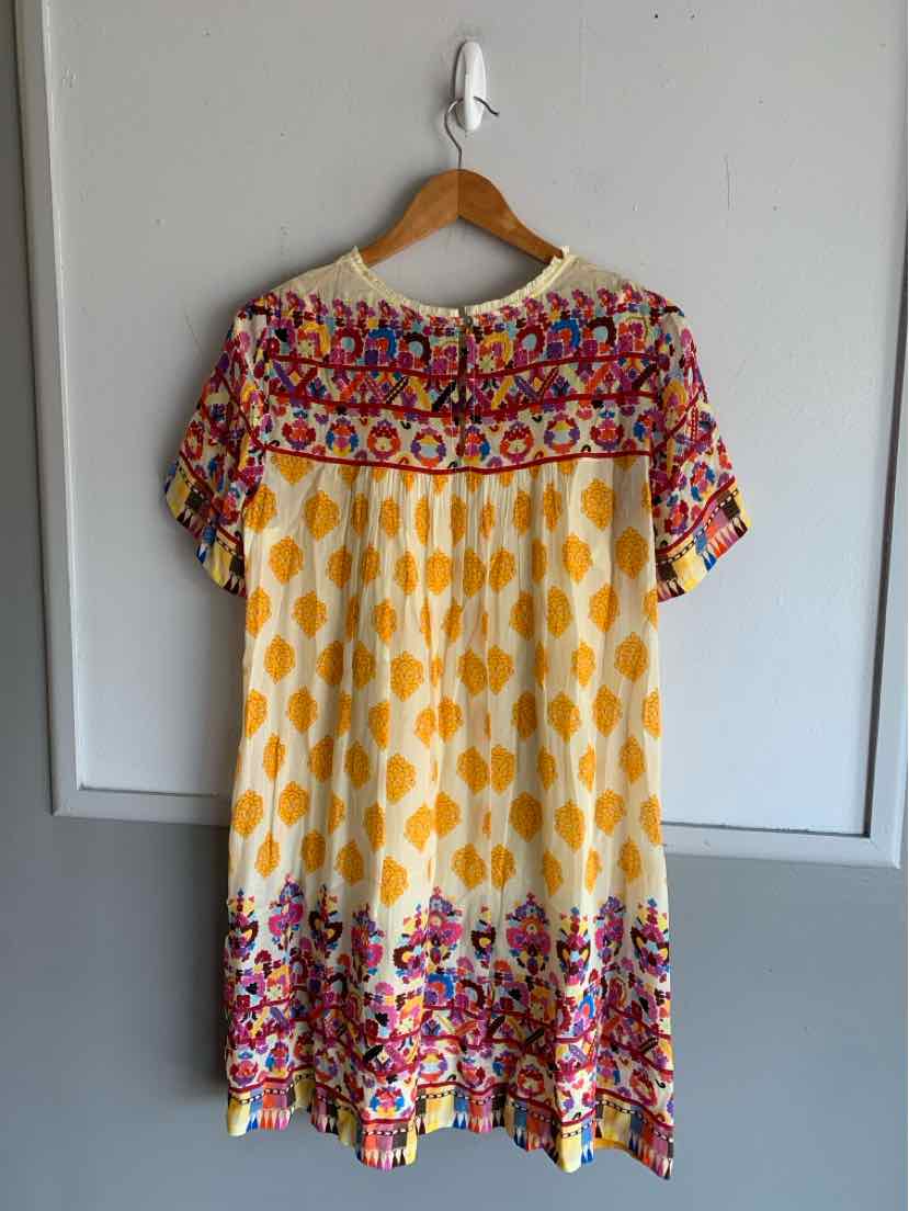Short-sleeve dress with yellow polka dots, floral print yoke and hem, multicolor lightweight fabric.