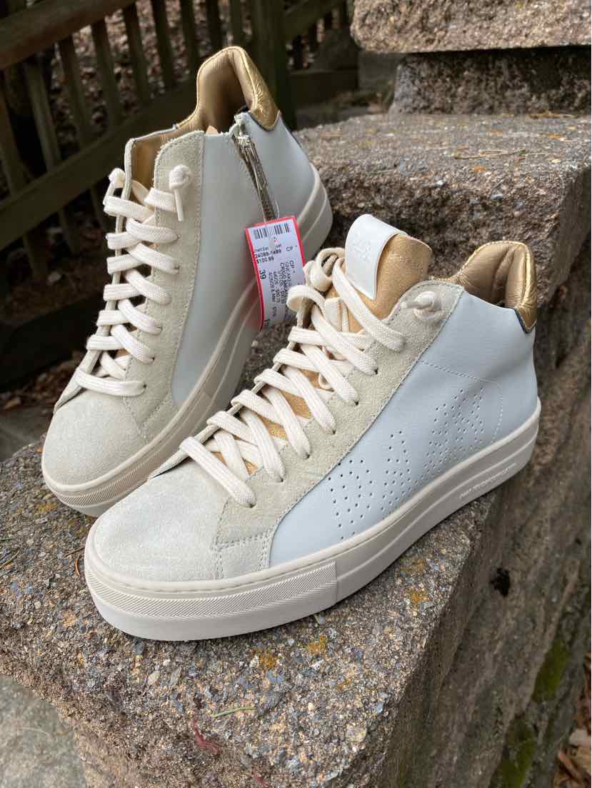 High-top sneaker in beige and white leather with side perforations and white laces, size 39.
