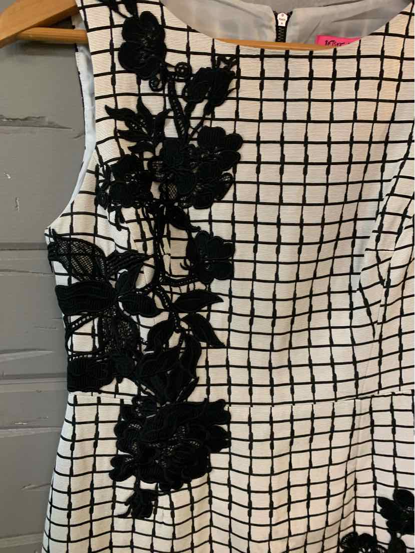 W BETSY JOHNSON WH Size 2 DR