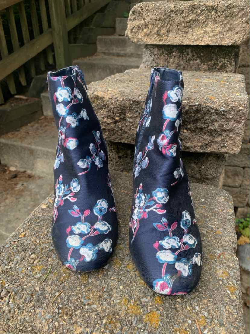 W URBAN OUTFITTERS NY Size 9 BOOT