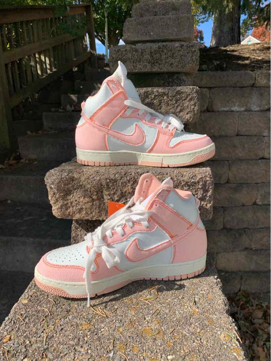 W NIKE PCH Size 8.5 SNEAKER