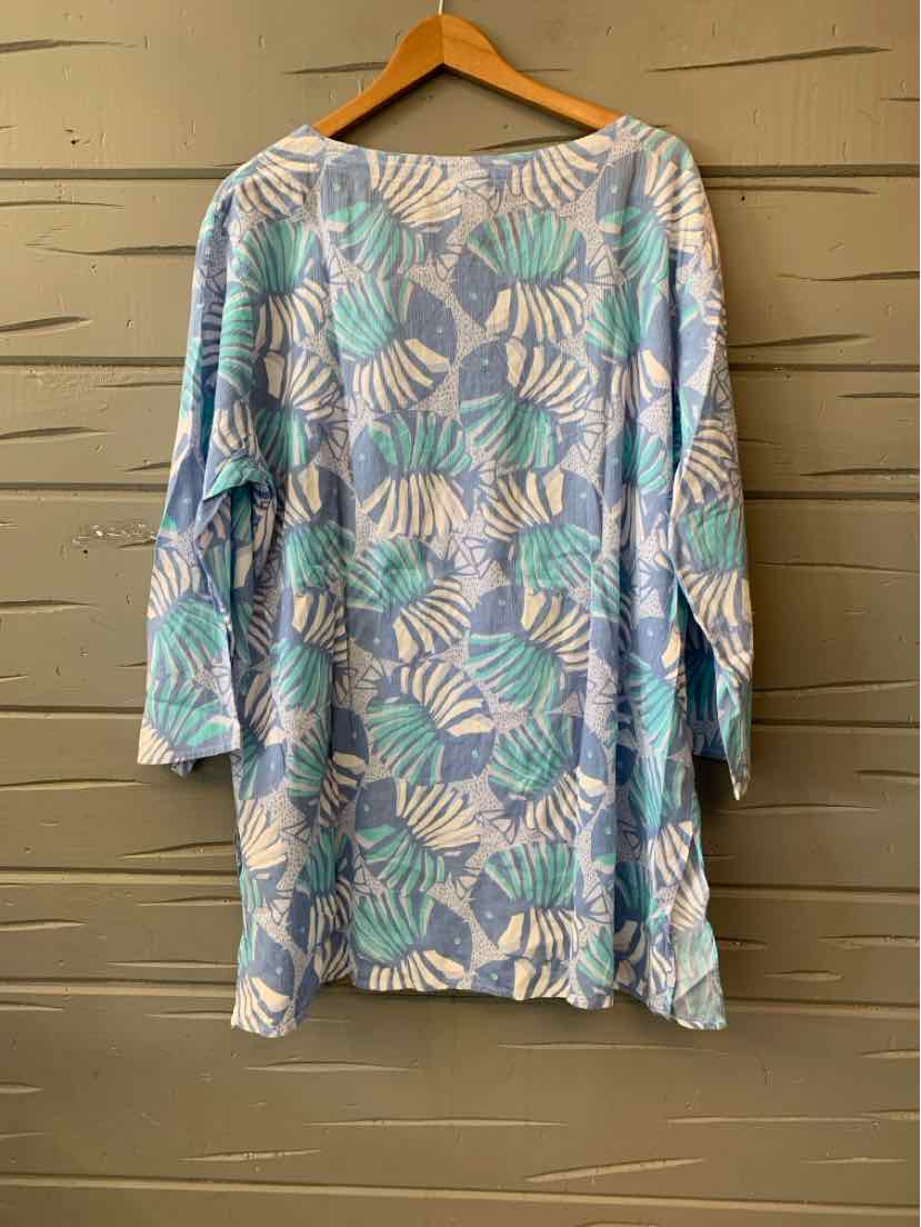 Blue tropical print long-sleeve blouse in size 2XL with round neckline on wooden hanger.