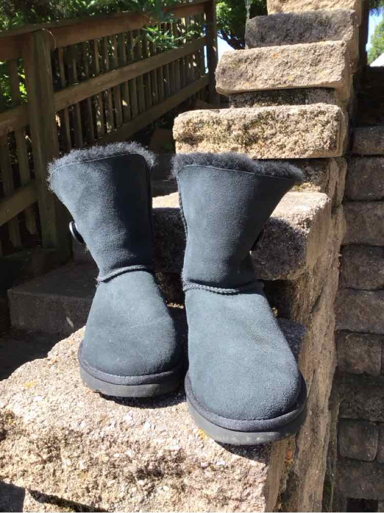 W UGG BK Size 8 BOOT