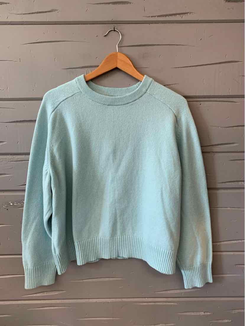 Light blue oversized cotton sweater with crew neck and long sleeves, size XL.