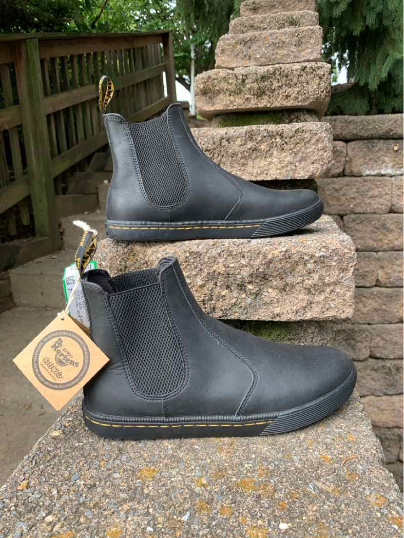 Black leather Chelsea boots with elastic side panels and pull tabs, size 7, flat rubber soles.