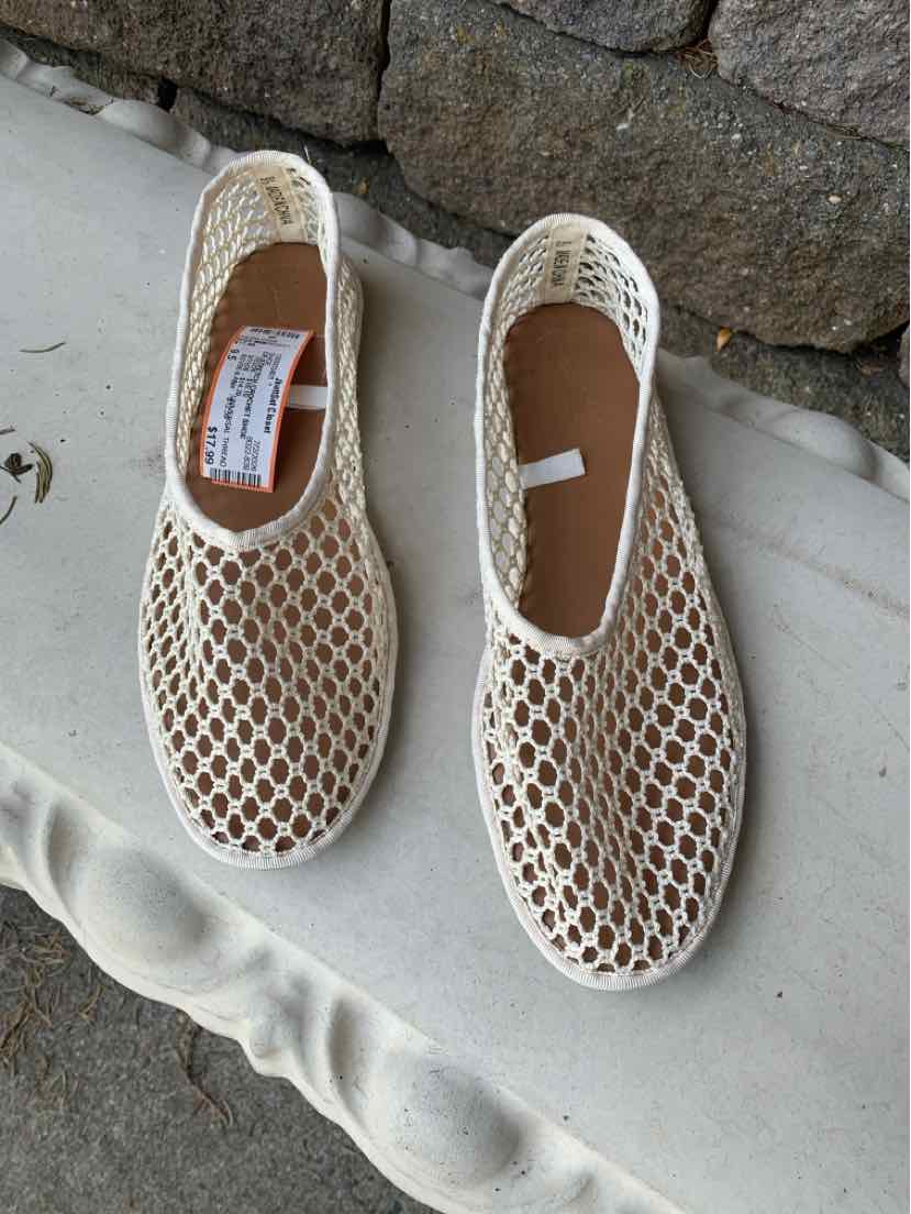 Beige slip-on shoes with open mesh design and solid tan insole, size 9.5.