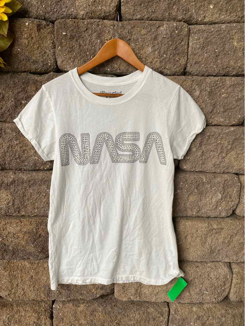 White short-sleeve crew neck T-shirt with gray NASA logo on front, slim fit, lightweight cotton.