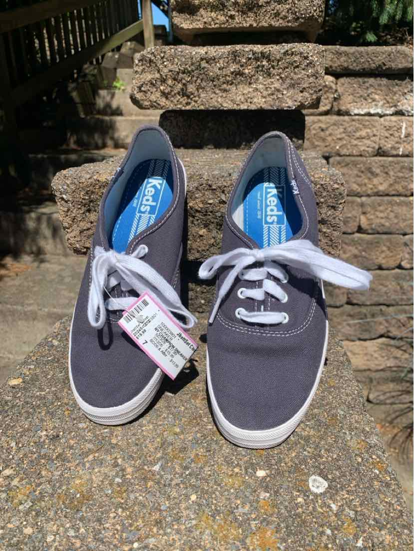 Gray canvas low-top sneakers with white laces and rubber soles, size 7, Keds brand.