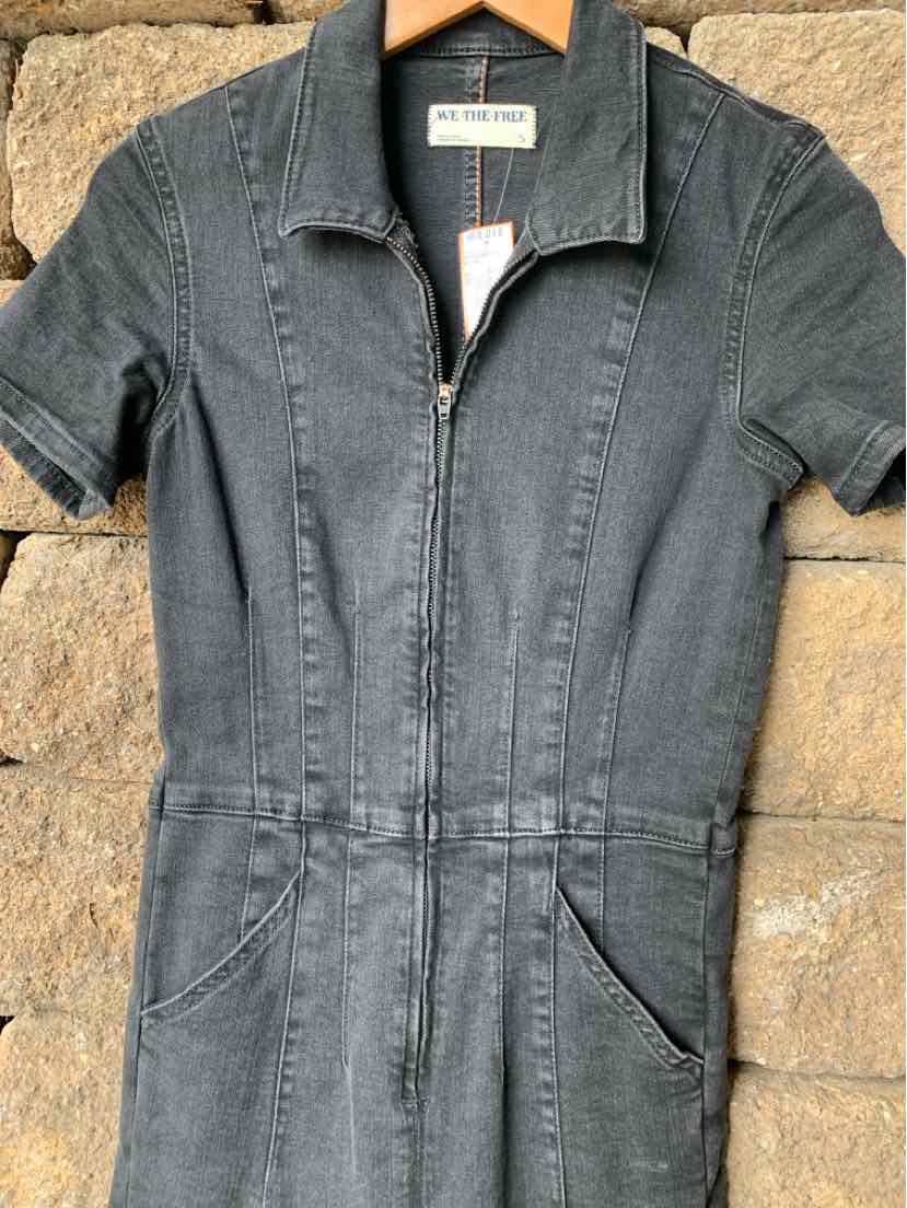 Black short-sleeve denim dress with front zipper, shirt collar, and two front pockets.