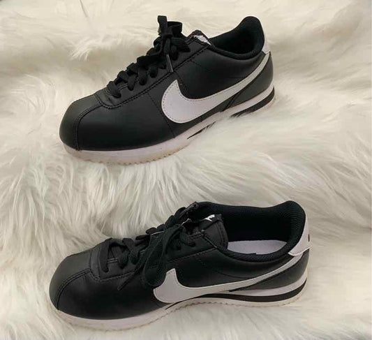 W NIKE BK Size 7 SNEAKER